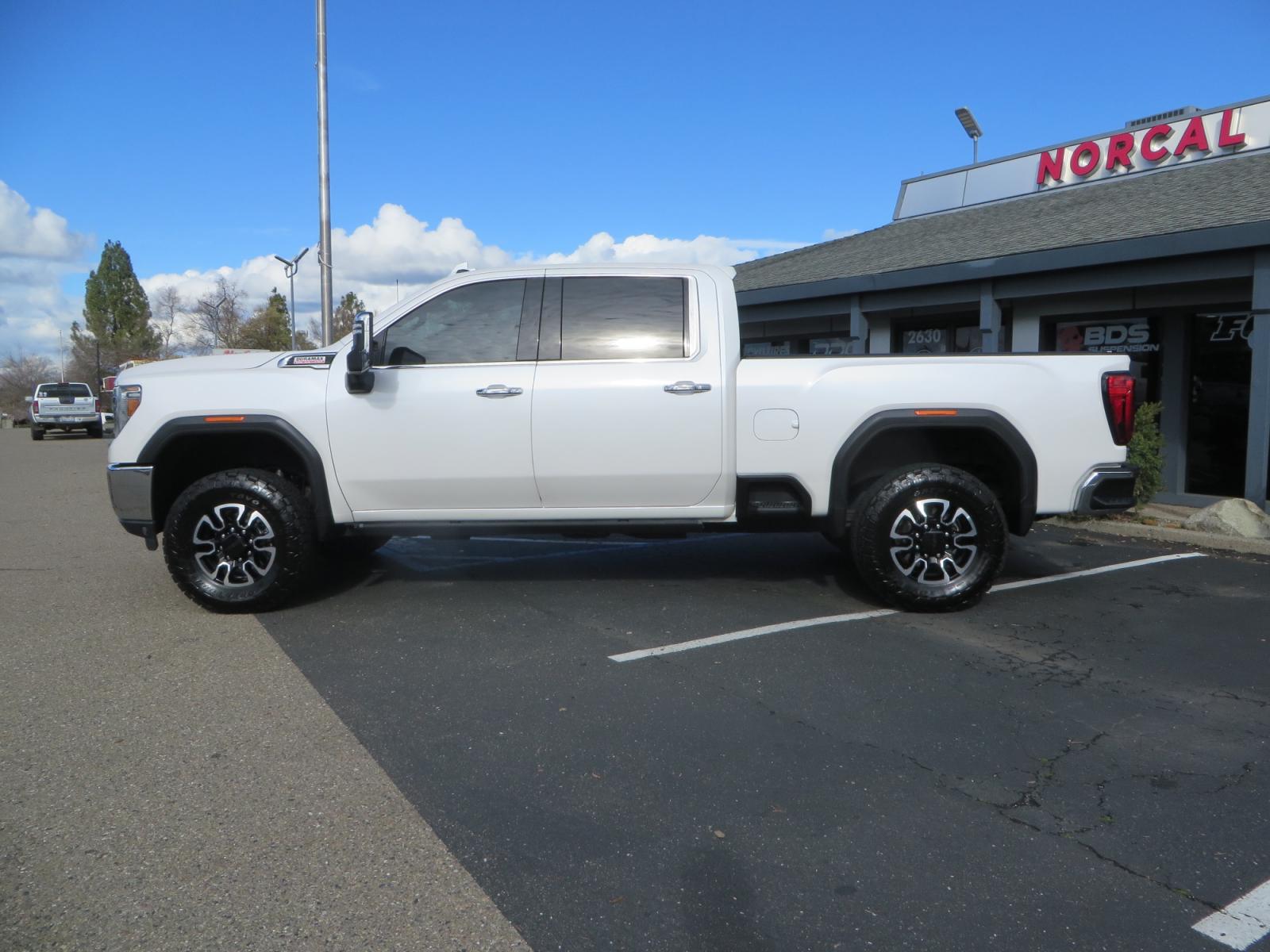 2020 White /TAN GMC Sierra 2500HD SLT Crew Cab 4WD (1GT49NEY4LF) with an 6.6L V8 TURBO DIESEL engine, automatic transmission, located at 2630 Grass Valley Highway, Auburn, CA, 95603, (530) 508-5100, 38.937893, -121.095482 - Features a Cognito level kit, Fox socks, Bakflip MX4, Amp power steps, Toyo AT3 tires, and window tint. - Photo #7